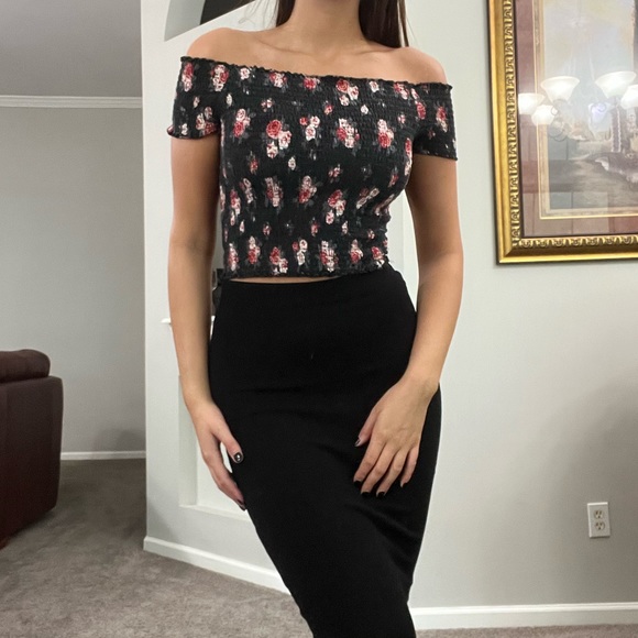 EUC Black Floral Off the Shoulder Crop Top - Picture 2 of 5